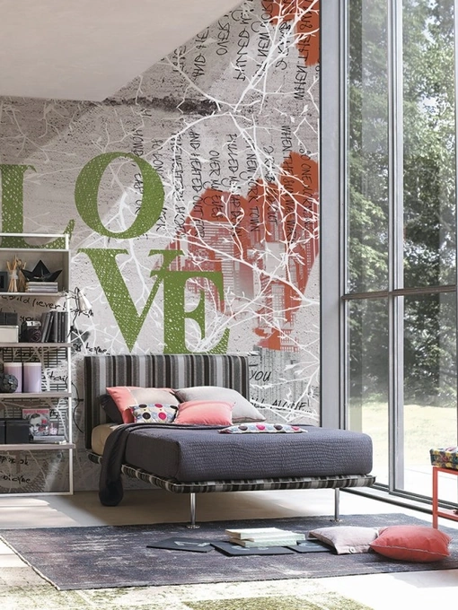 Carta da parati dai caratteri forti e colorati Love di Adriani e Rossi