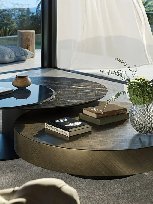 Tavolino in ceramica affiancato da un tavolino in vetro girevole Arena Keramik Bond di Cattelan Italia