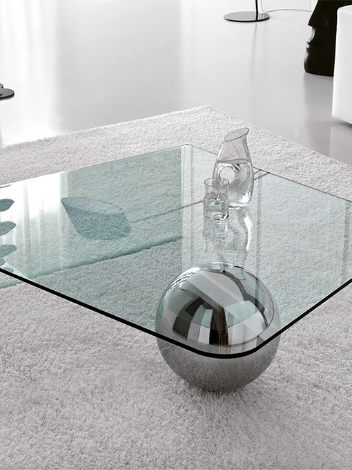 Tavolino in cristallo con sfera in acciaio Globe di Cattelan Italia