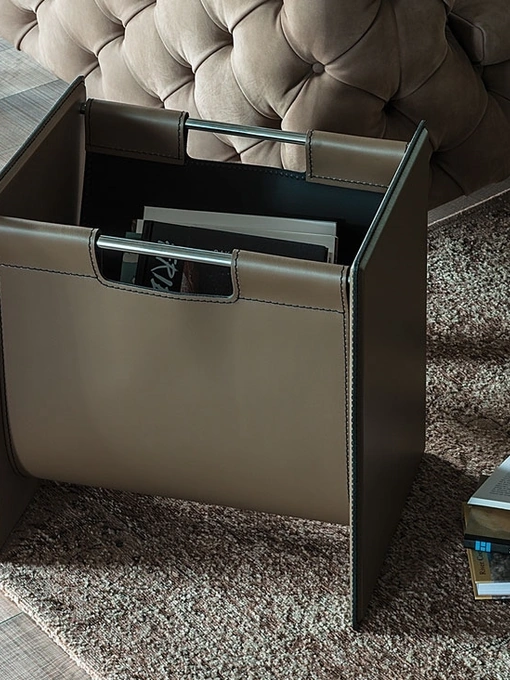 Contenitore portariviste con telaio in acciaio e rivestimento in cuoio Jerry di Cattelan Italia