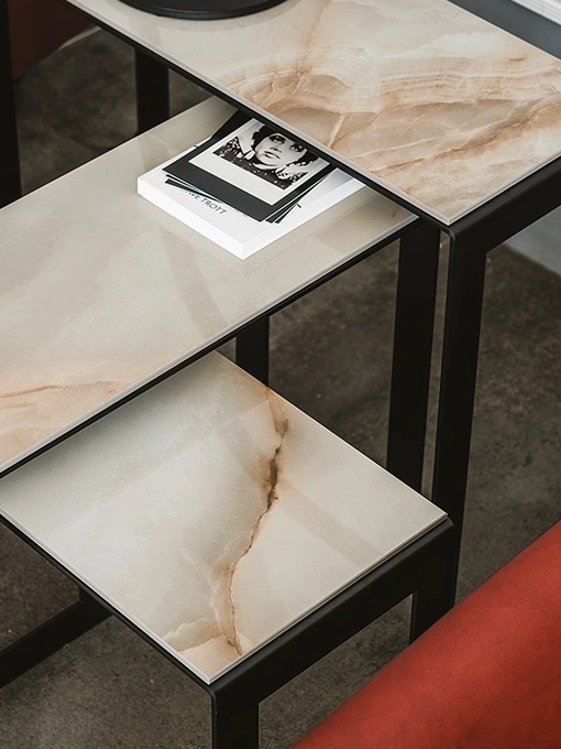 Tavolini con piano in ceramica effetto marmo Kitano di Cattelan Italia