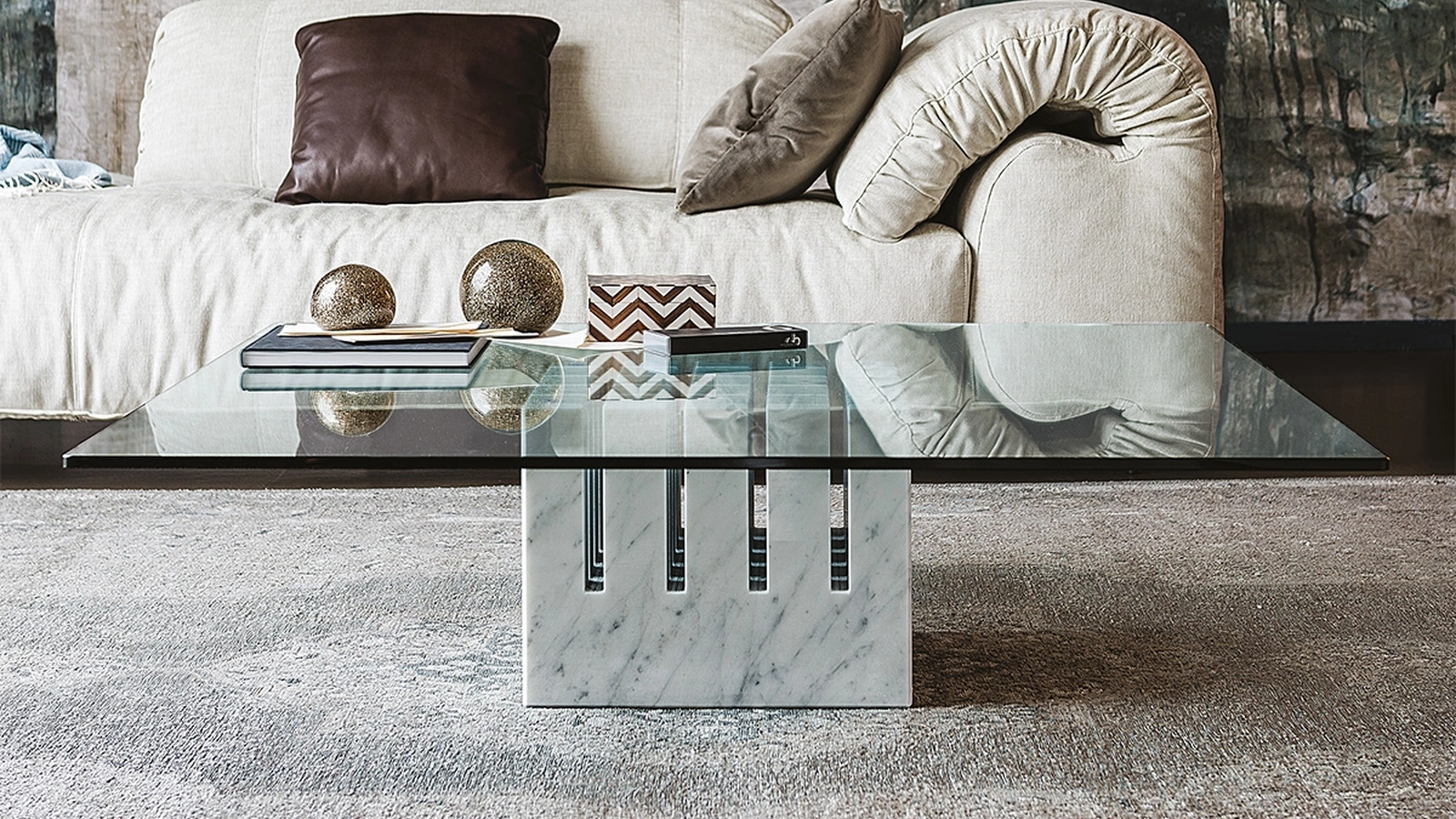 Tavolino con base in marmo e piano in cristallo Scacco di Cattelan Italia