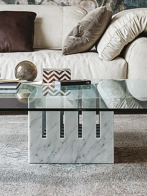 Tavolino con base in marmo e piano in cristallo Scacco di Cattelan Italia
