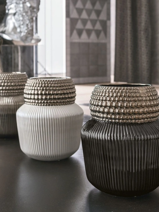 Vaso in ceramica smaltata lucida platino e nero, platino e bianco o tutto platino Onion di Adriani e Rossi