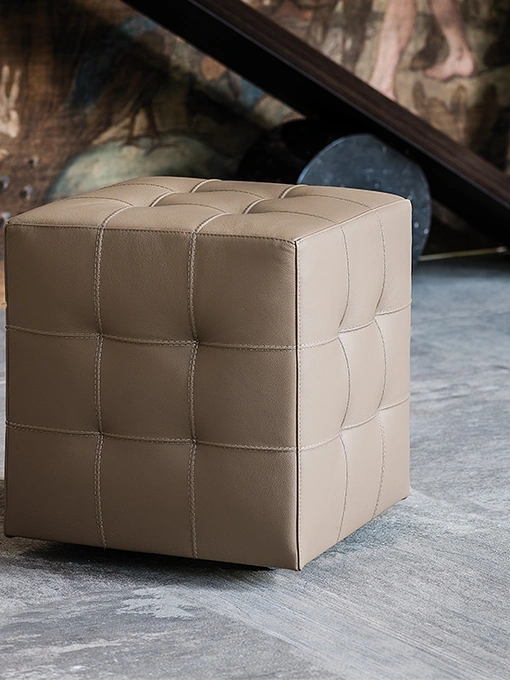 Pouf Bob su ruote imbottito e rivestito in pelle con lavorazione capitonné di Cattelan Italia