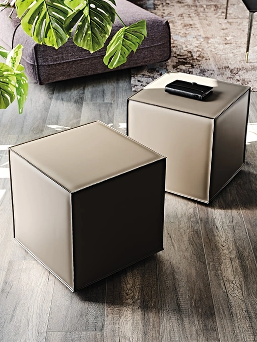 Pouf Kubo su ruote completamente rivestito in cuoio con cuciture in contrasto di Cattelan Italia