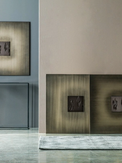 Quadro artistico in metallo in finitura golden black con nicchia in legno Museum Wengè di Adriani e Rossi