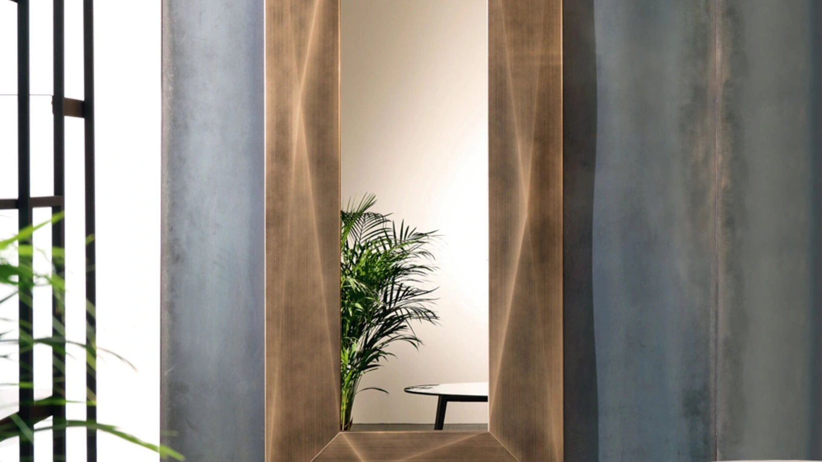 Specchio Diamond con cornice in ottone spazzolato di Riflessi