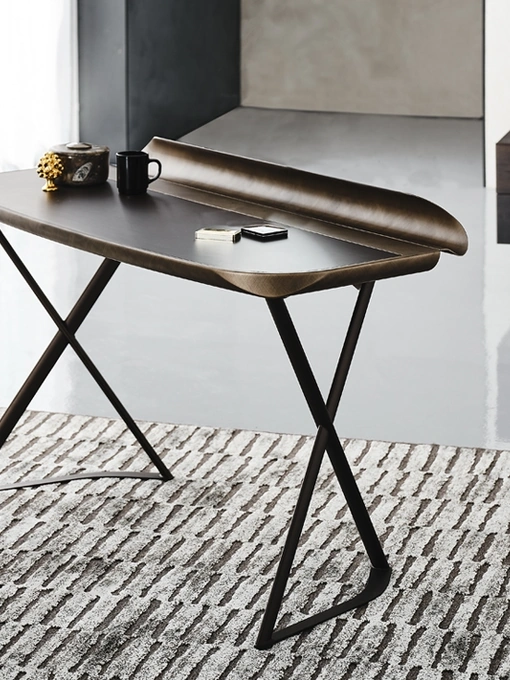 Scrittoio Cocoon Leather con base in acciaio e piano in cuoio di Cattelan Italia