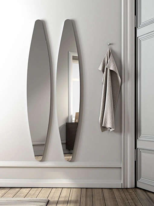 Specchio ovale dalla linea sinuosa e sottile Dioscuri di Riflessi