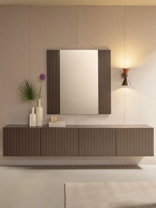 Specchio Onda con cornice in legno cannettato di Riflessi