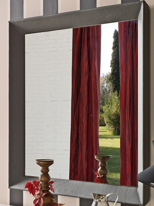 Specchio Taxedo con cornice rivestita in ecopelle di Cattelan Italia
