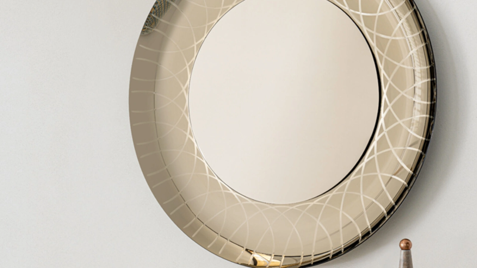 Specchio Vanity con cornice in cristallo specchiante bronzato in fusione con incisioni di Riflessi