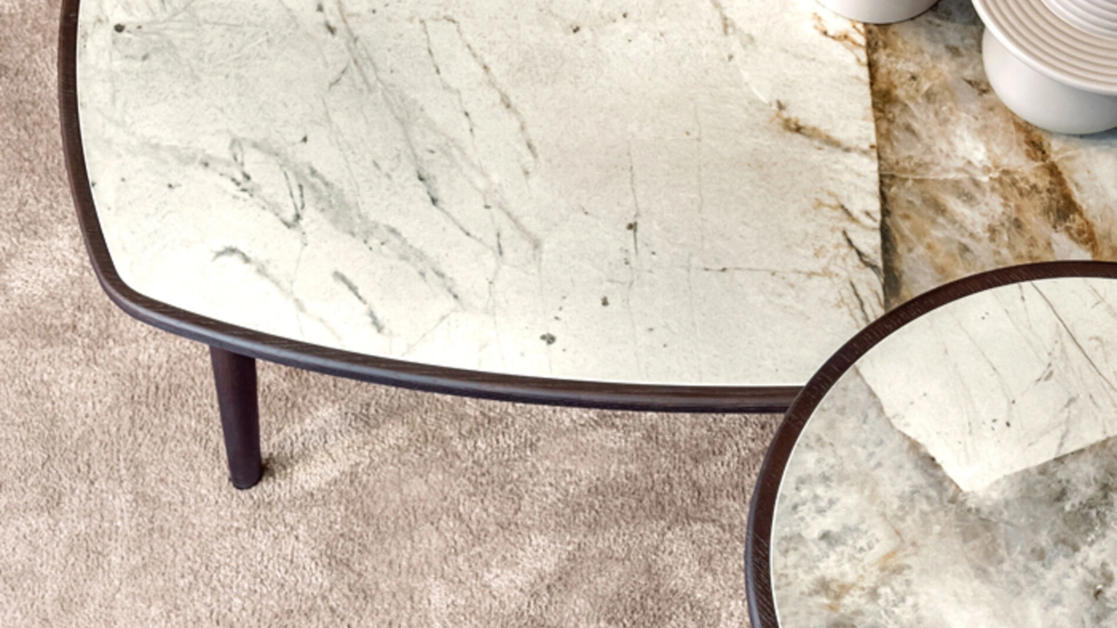 Tavolino Wood in legno massello con top in ceramica di Riflessi