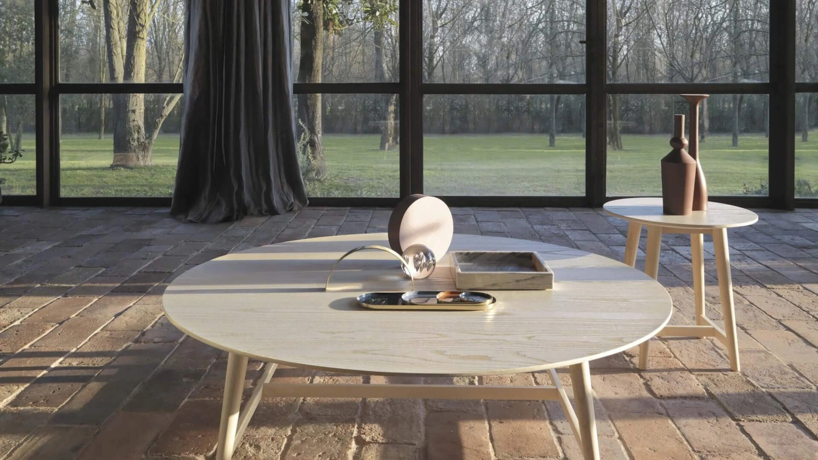 Tavolino rotondo con top in marmo e base in legno Tomo di Desirèe