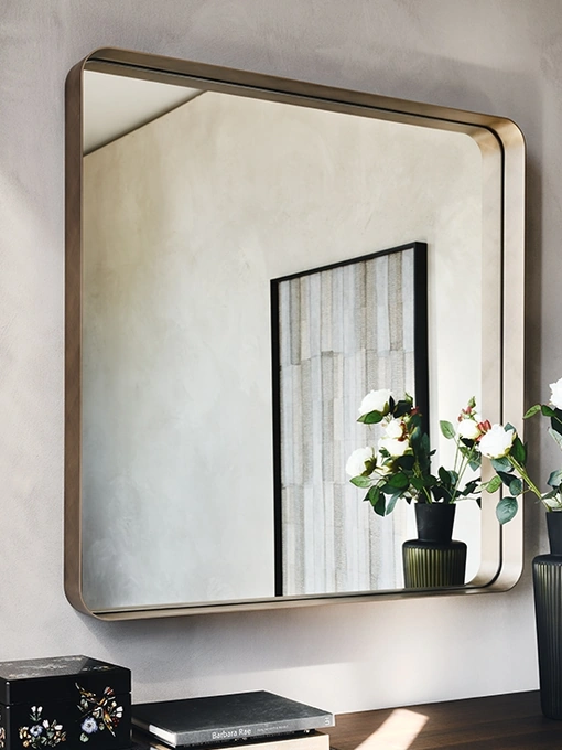 Specchio Wish S da parete in cristallo specchiato con cornice in acciaio verniciato goffrato di Cattelan Italia