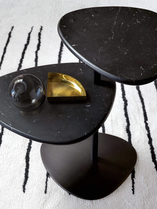 Tavolino con piano dalla forma irregolare in marmo con struttura in tondino metallico opaco bronzo Yory di Desirèe