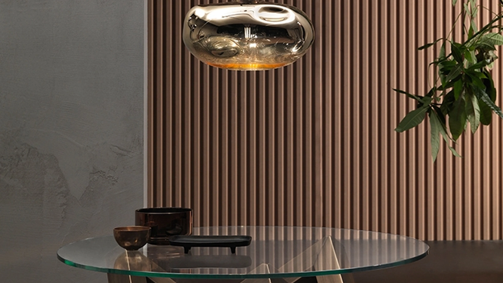 Tavolino Zen New con top in cristallo e base in rovere tinto ottone di Riflessi