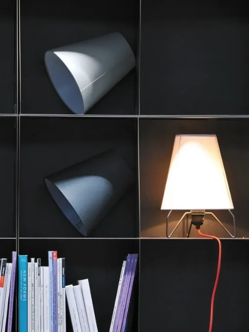 Lampada da tavolo in tessuto con struttura in metallo Jet Table di Adriani e Rossi