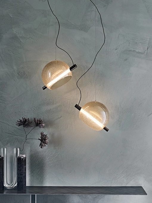 Lampada a sospensione con paralume in vetro soffiato trasparente o fumé Cody di Cattelan Italia