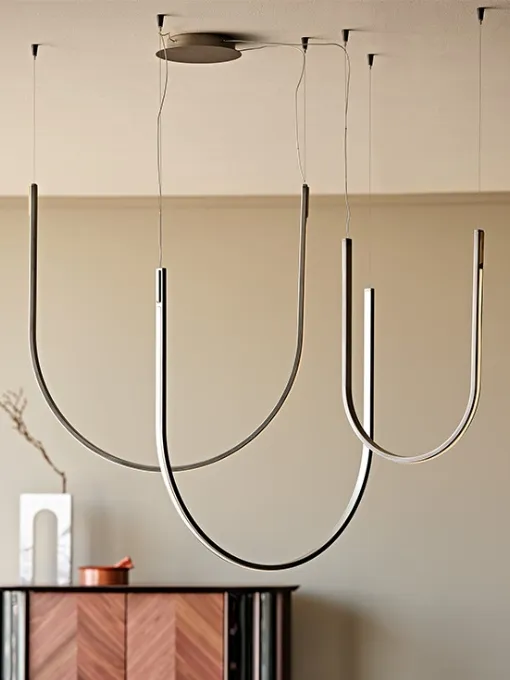 Lampada a sospensione con struttura in acciaio verniciato iron grey satinato e particolari in ottone Nahun di Cattelan Italia