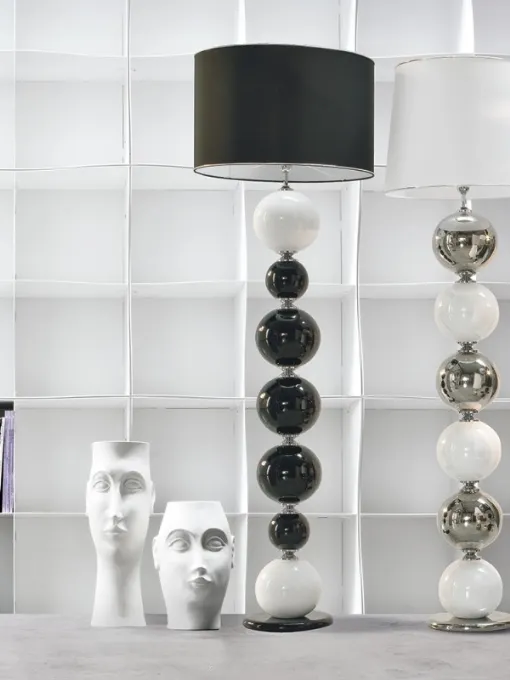 Lampada da terra in tessuto bianco o nero e in ceramica smaltata biancoe platino o nero e platino Pearl Floor di Adriani e Rossi
