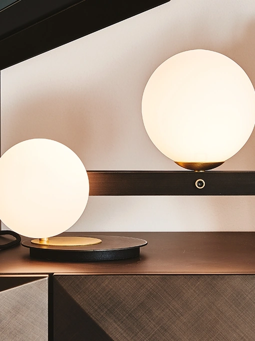 Lampada da tavolo in vetro e metallo Planeta di Cattelan Italia