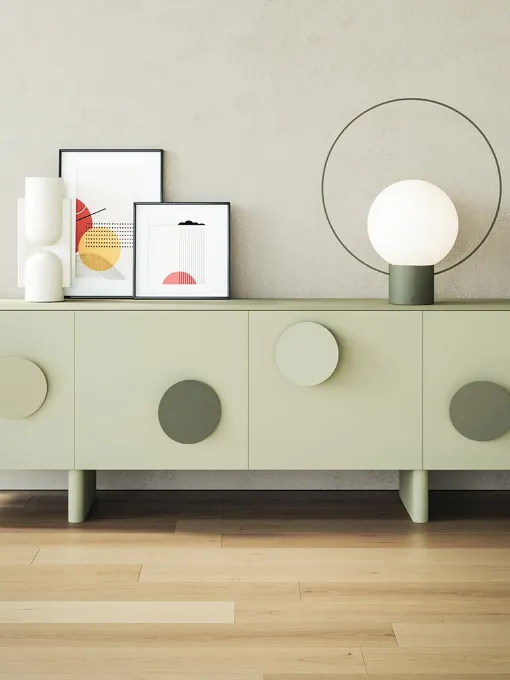Lampada LED ricaricabile da tavolo Saturn con struttura in metallo e globo in metacrilato di Ronda Design