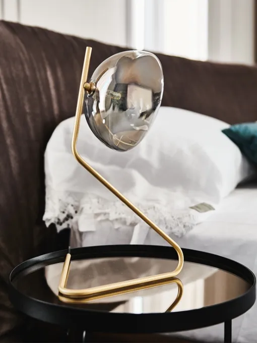 Lampada da tavolo in ottone con paralume in cristallo fumé Sunset di Cattelan Italia