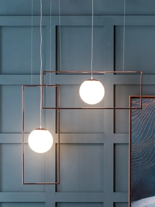 Lampada a sospensione in metallo oro rosa e sfera in vetro bianco View di Adriani e Rossi