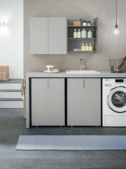 Mobile da lavanderia Laundry System C02 in laccato Grigio opaco e laminato Eucalipto di Baxar