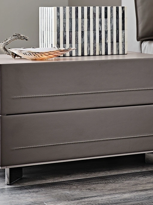 Comodino Dyno in legno rivestito in pelle di Cattelan Italia
