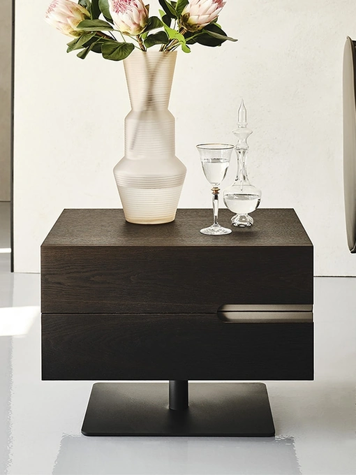 Comodino in legno con base in metallo Ciro di Cattelan Italia