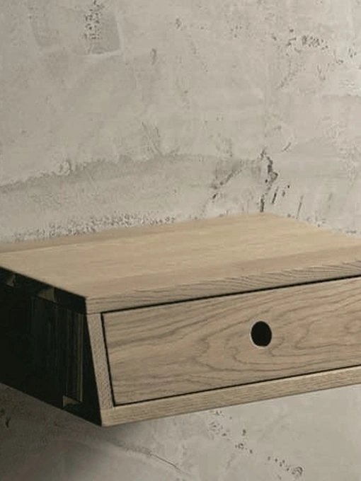 Comodino sospeso in legno Cut a parete di Alta Corte