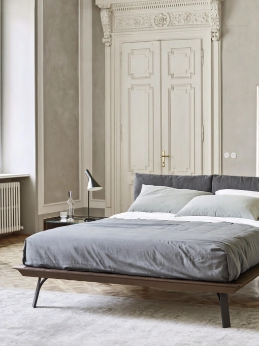 Letto matrimoniale Abbraccio in legno con cuscini imbottiti di Sangiacomo