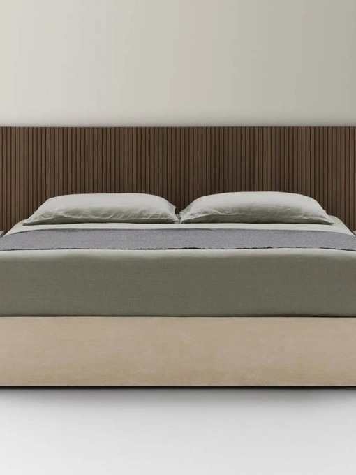 Letto Sommier in tessuto con Boiserie Cannettata in legno di Pianca