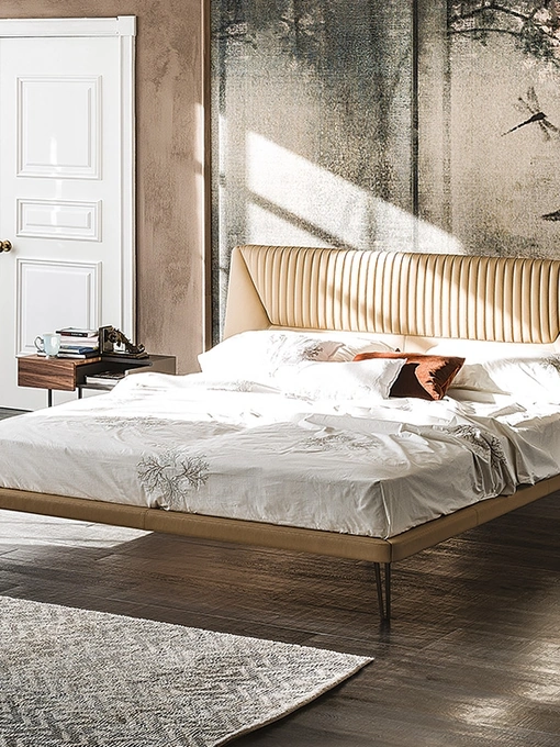 Letto con testiera sagomata imbottita e rivestita in ecopelle Amadeus di Cattelan Italia