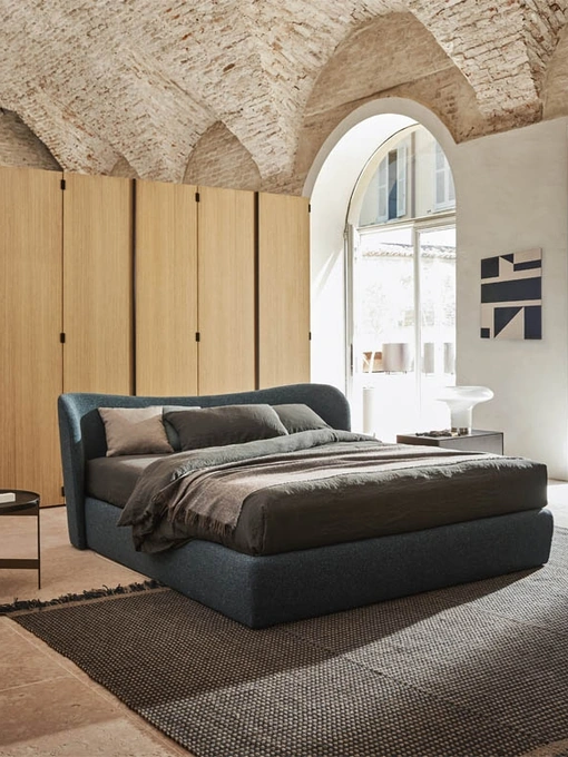 Letto Embrace con box in tessuto con testiera avvolgente di Pianca