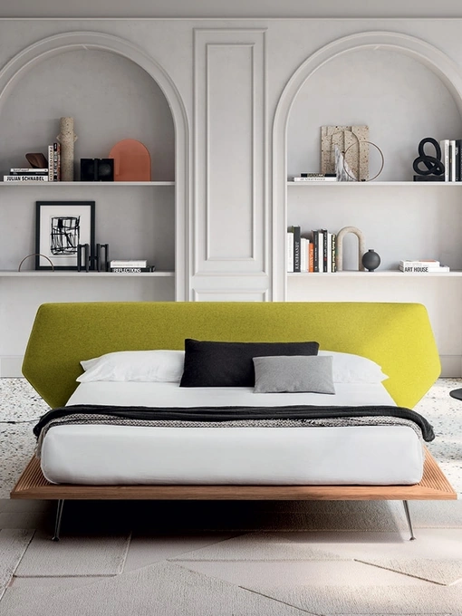 Letto con testiera in tessuto e giroletto in legno Taipei di Felis