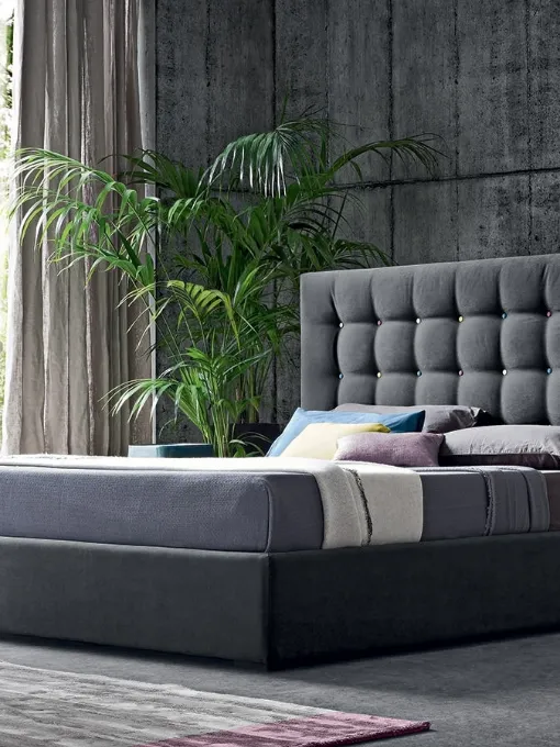 Letto in tessuto con testiera trapuntata con bottoni multicolor Karl di Felis