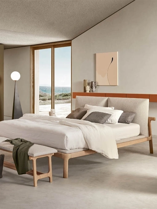 Letto in tessuto e legno massello con testiera Fushimi di Pianca