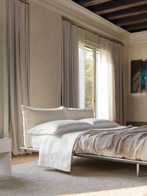 Letto con testiera in tessuto imbottito e struttura in alluminio spazzolato Platz di Desirèe