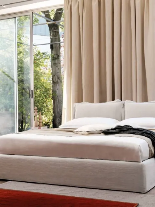Letto con testiera composta da due morbidi cuscini in tessuto imbottito Vanity di Desirèe