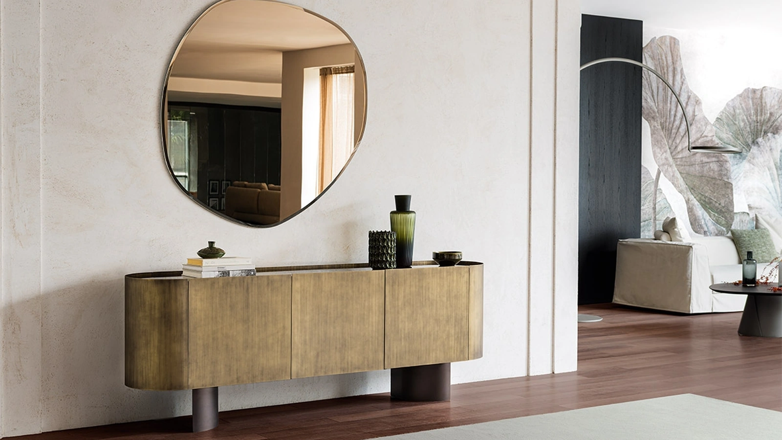 Madia Savoy in legno con ante rivestite in metallo di Cattelan Italia