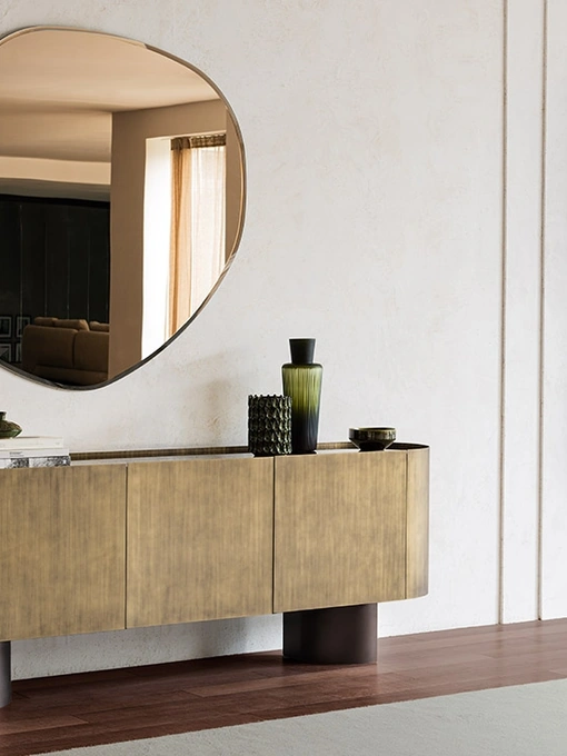 Madia Savoy in legno con ante rivestite in metallo di Cattelan Italia