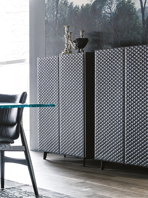 Madia Tiffany in legno con ante rivestite in pelle trapuntata di Cattelan Italia