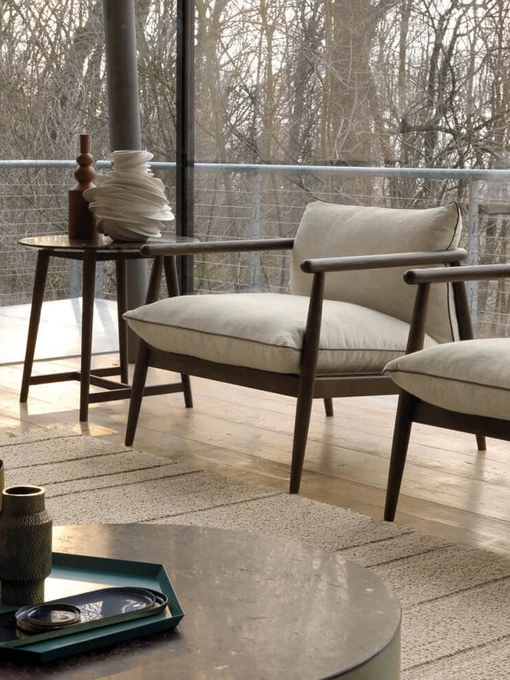 Poltroncina Karin in tessuto imbottito con struttura in legno di Desirèe
