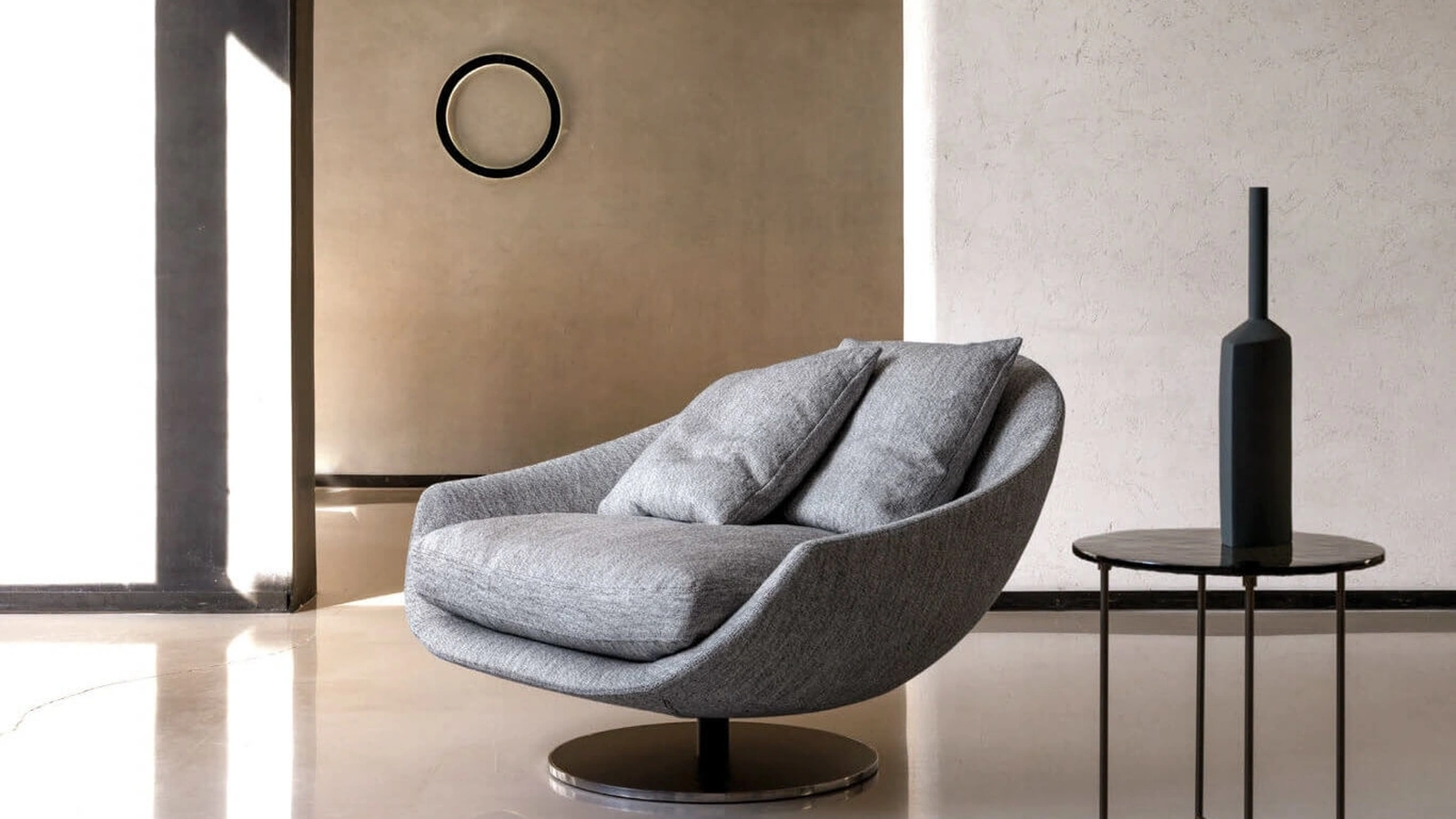 Poltrona di design Avì in tessuto con base in metallo di Desirèe