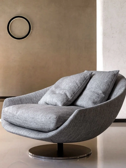 Poltrona di design Avì in tessuto con base in metallo di Desirèe