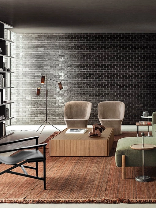 Poltroncina Isotta in cuoio con struttura in laccato Nero opaco di Pianca